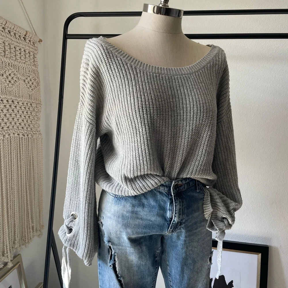 Grey pullover knit sweater. - Picture 2 of 4